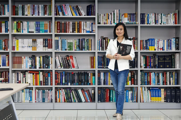 Juristin Yu-Fan Chiu in Universitätsbibliothekj