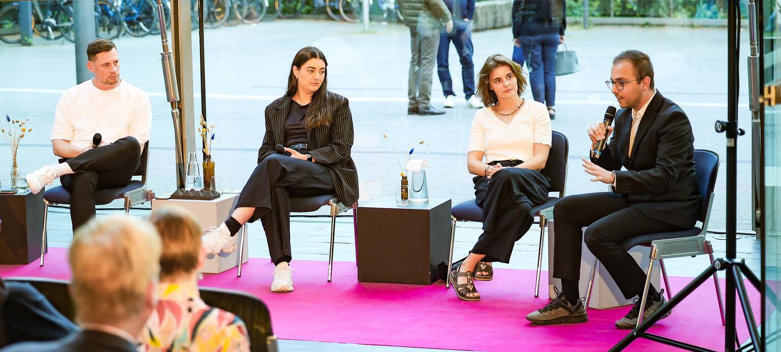 Gruppenaufnahme von Stipendiaten der HBS bei Diskussionsrunde bei Veranstaltung der Ruhrfestspiele