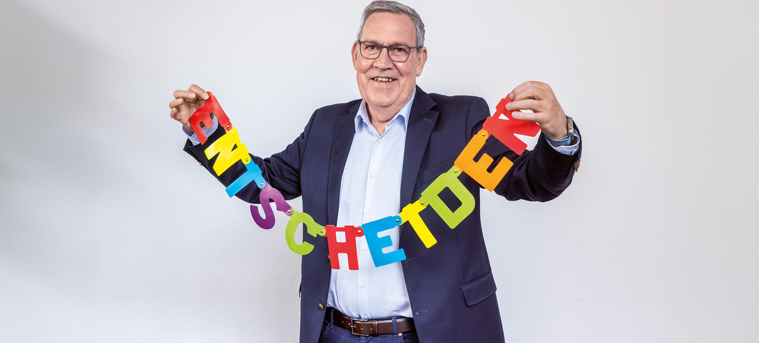 Robert Feiger Vorsitzender der Industriegewerkschaft Bauen-Agrar- Umwelt (IG BAU), mit Schriftzug 'Entscheiden'