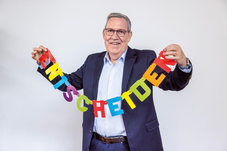 Robert Feiger Vorsitzender der Industriegewerkschaft Bauen-Agrar- Umwelt (IG BAU), mit Schriftzug 'Entscheiden'