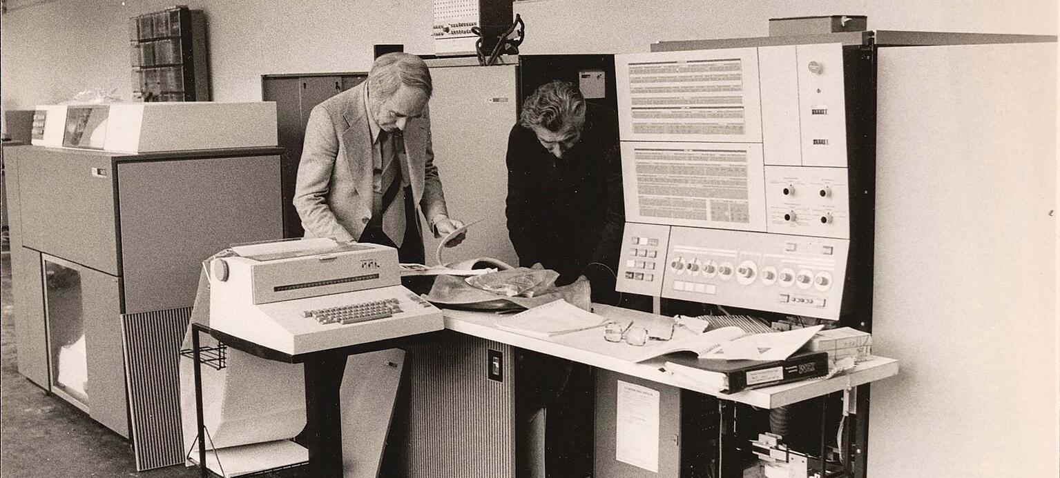 Bankmitarbeiter vor Großrechner im Händlerraum der Herstatt-Bank (schwarz-weiß)