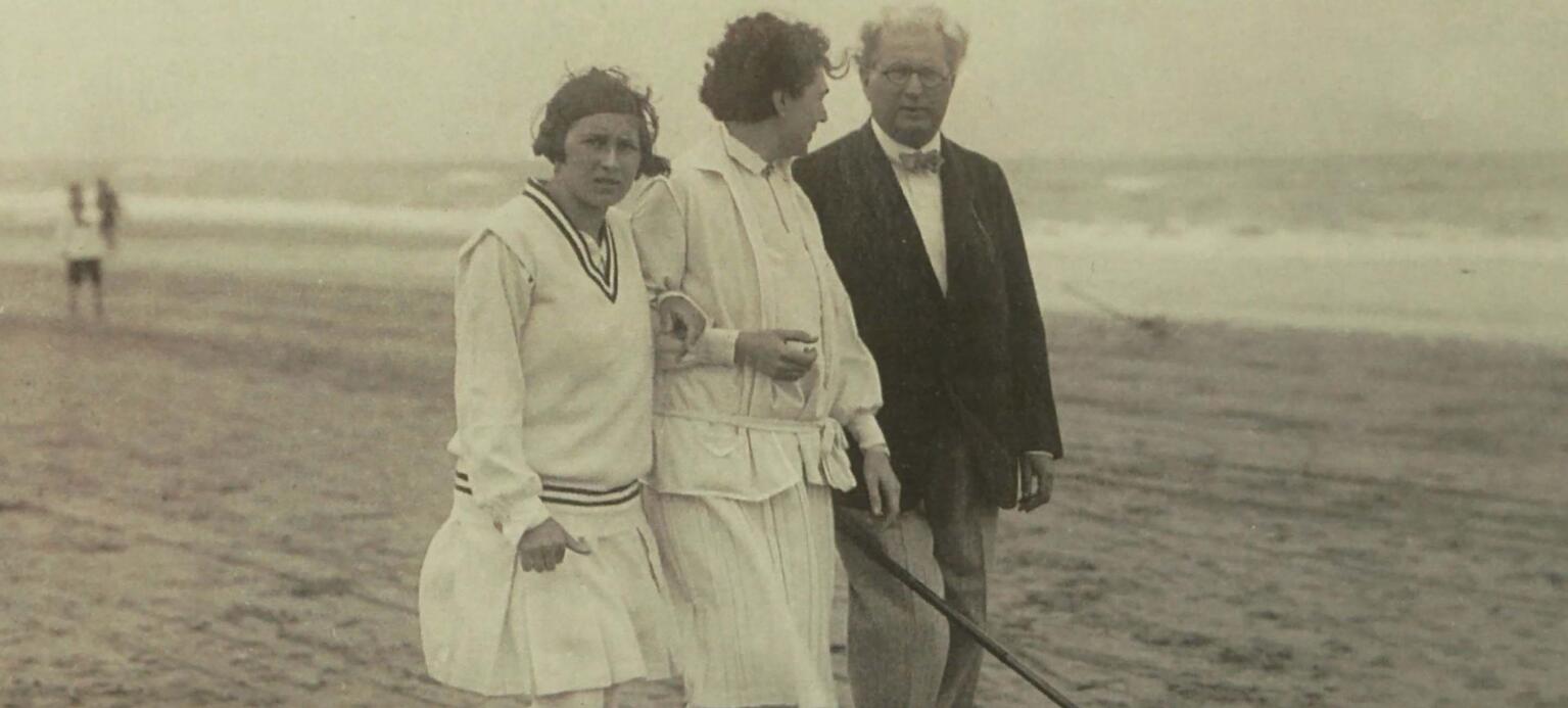 historische SW-Aufnahme der Familie Hugo Sinzheimer am Strand in Holland