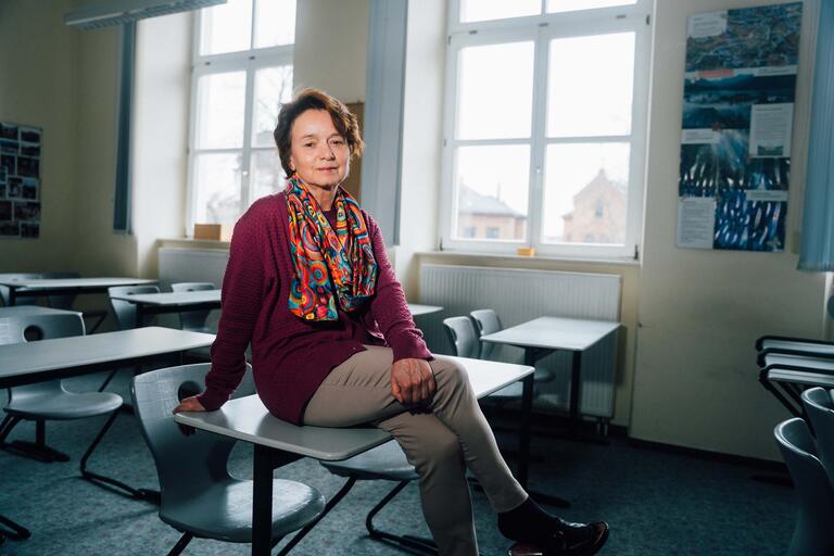 Gabriele Hertel, Lehrerin am Beruflichen Schulzentrum im sächsischen Wurzen in einem Klassenzimmer.