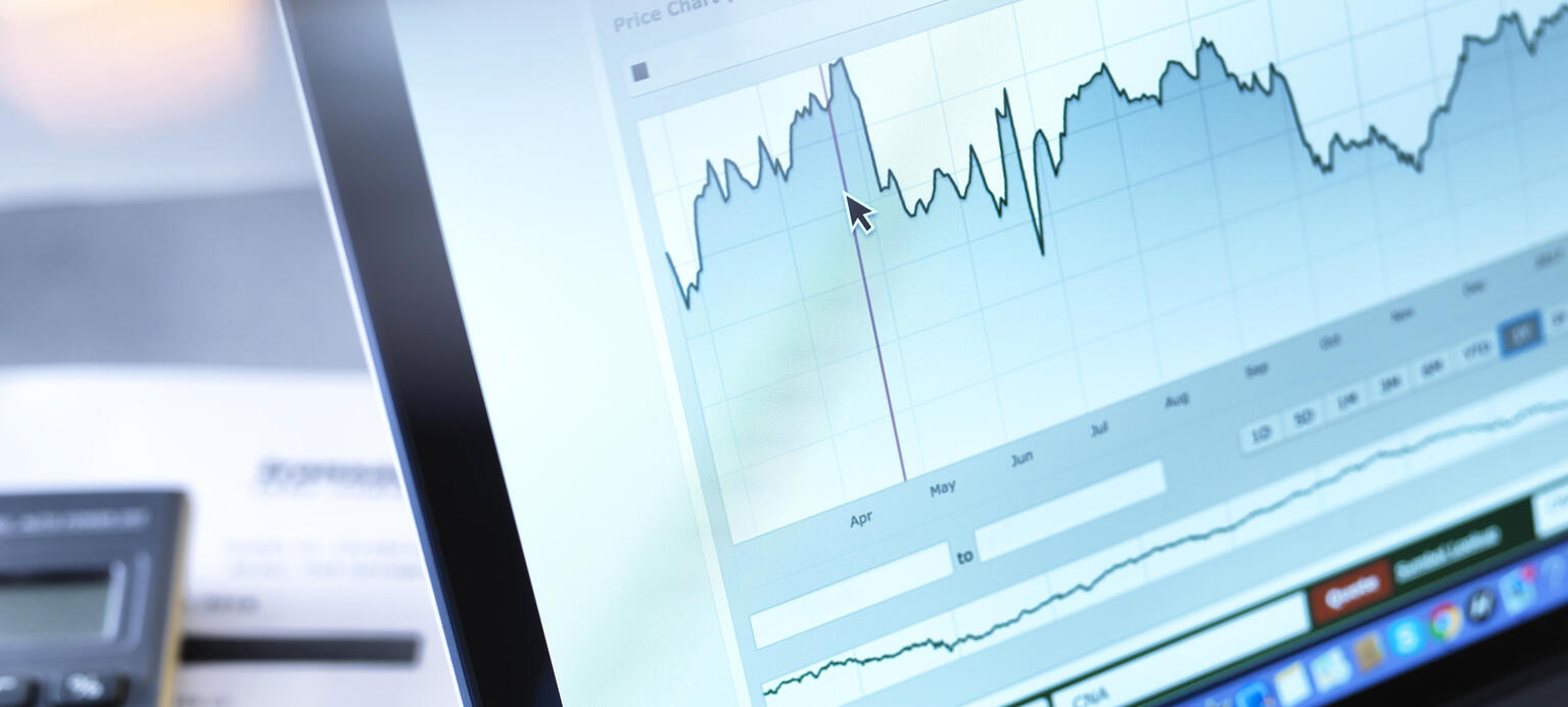 Foto: Bildschirm mit Kurvendiagramm