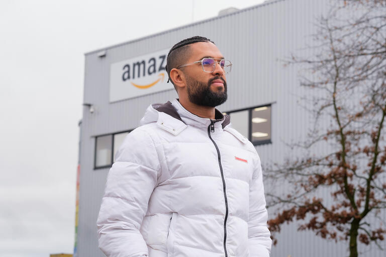 Hedi Tounsi, Betriebsrat im Amazon-Verteilzentrum in Winsen vor dem Betriebsgebäude