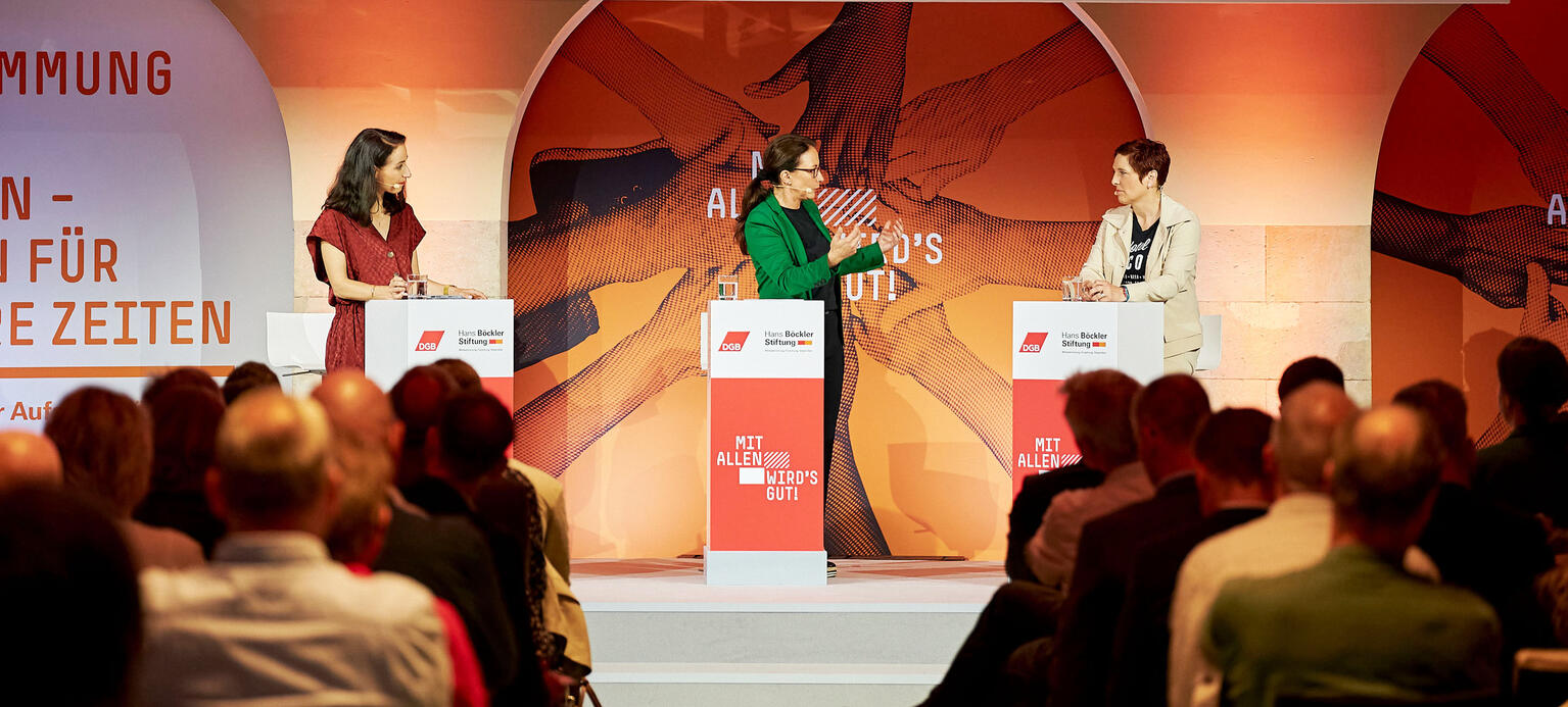 Jasmin Fahimi, DGB Vorsitzende diskutiert auf einem Podium