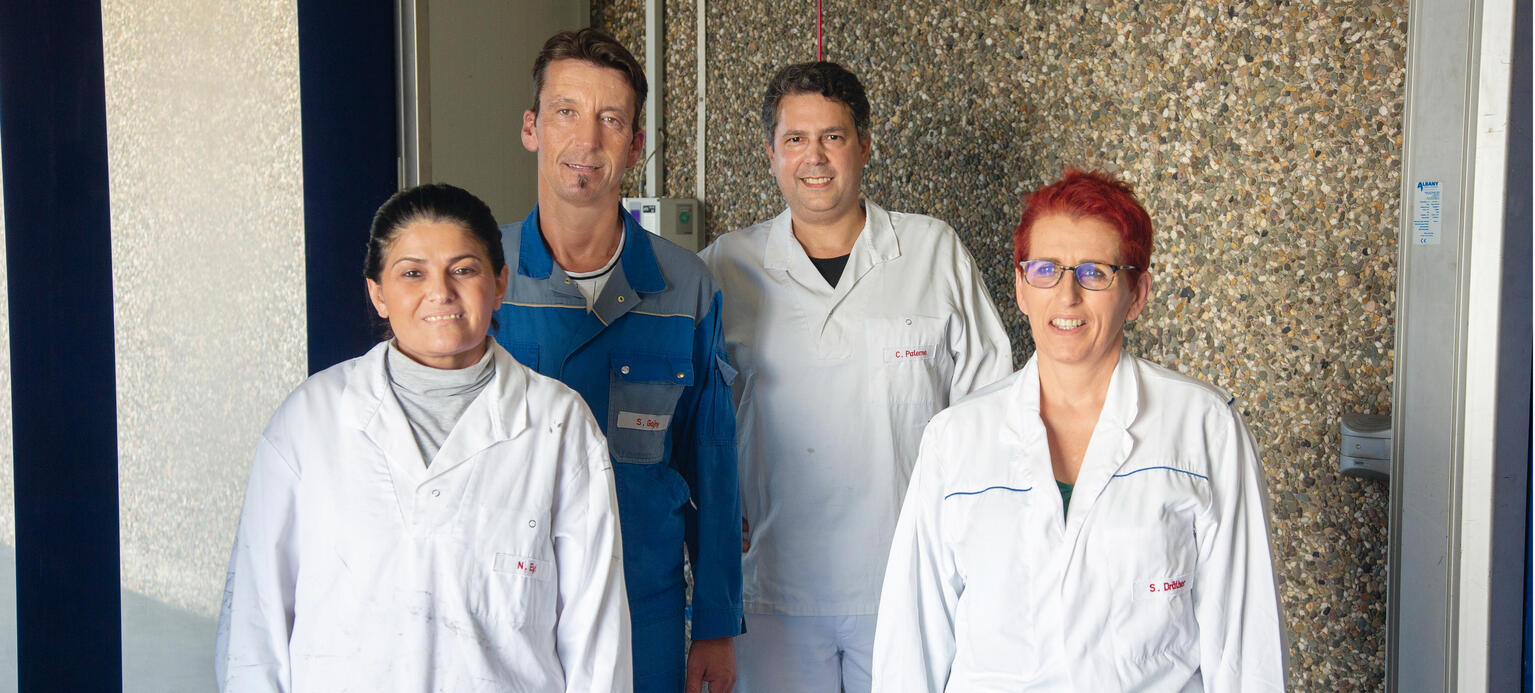 Die Kolleginnen und Kollegen ohne Maske: Betriebsratsvorsitzende Suzann Dr ther (r.) mit Nezahat Eyi, Sebastian Gojny und Concetto Paterno (v. l.).