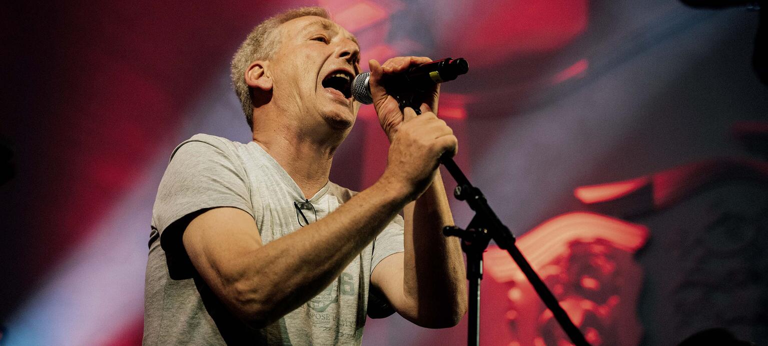 Gunther Sanwald singt seinen Gewinnersong bei der IG-Metall- Konferenz in Leipzig. 