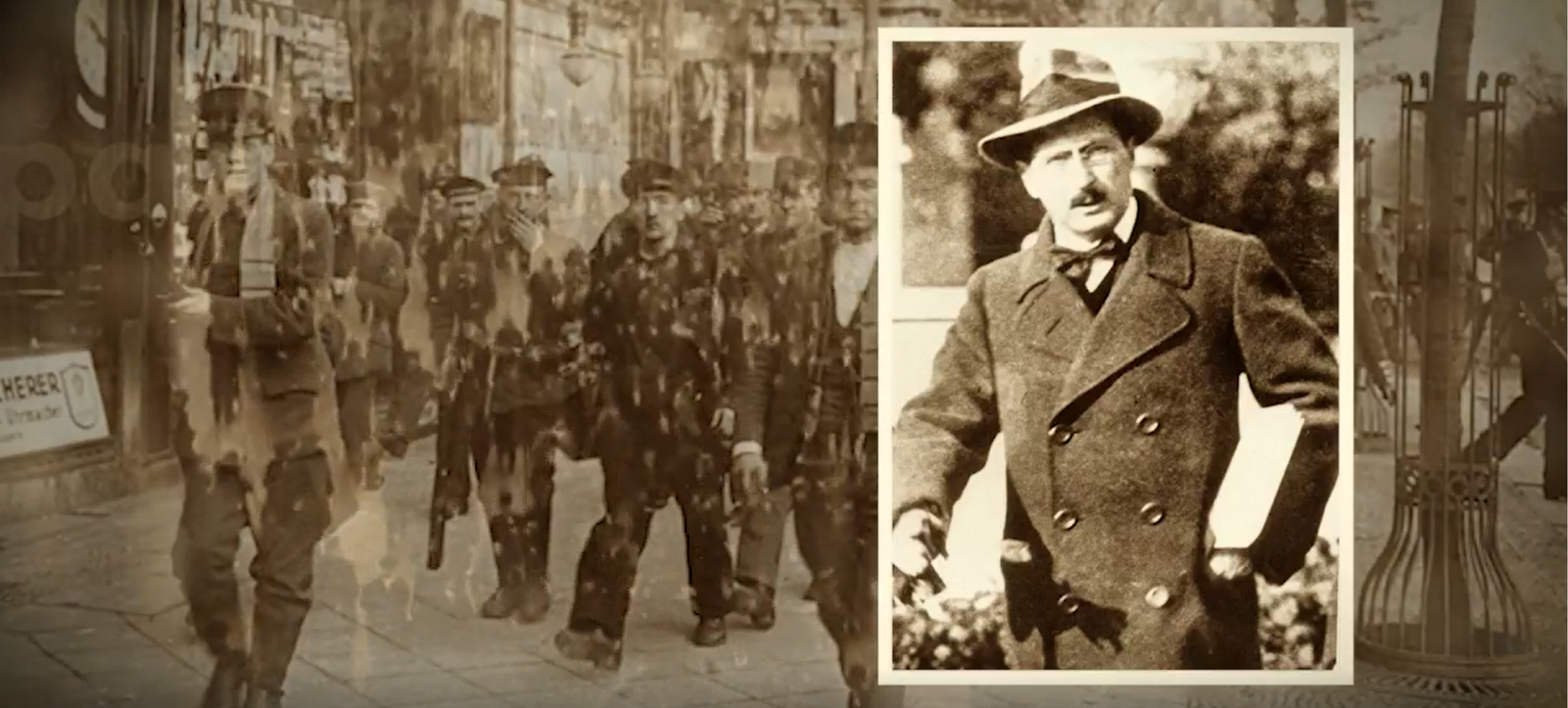 Auf dem Schwarz-Weiß-Bild sieht man streikende Soldaten während der deutschen Revolution von 1918/19 im Hintergrund.  Im Vordergrund ist eine Aufnahme von Hugo Sinzheimer mit Mantel, Fliege und Hut.