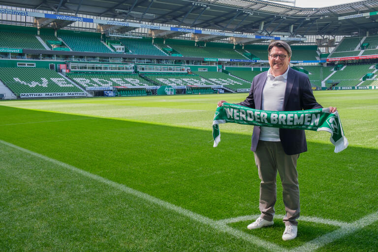 Vereinspräsident Hubertus Hess-Grunewald mit Schal im Stadion von Werder Bremen