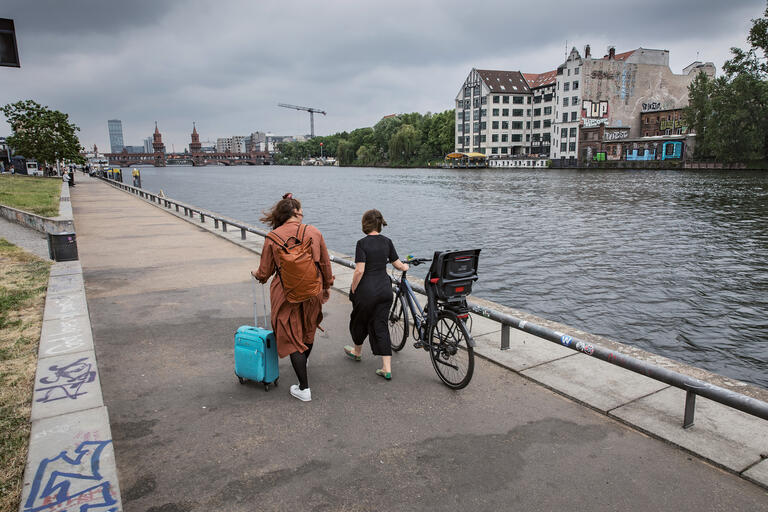 HBS-Expertinnen Johanna Wenckebach und Yvonne Lott in Berlin am Spreeufer