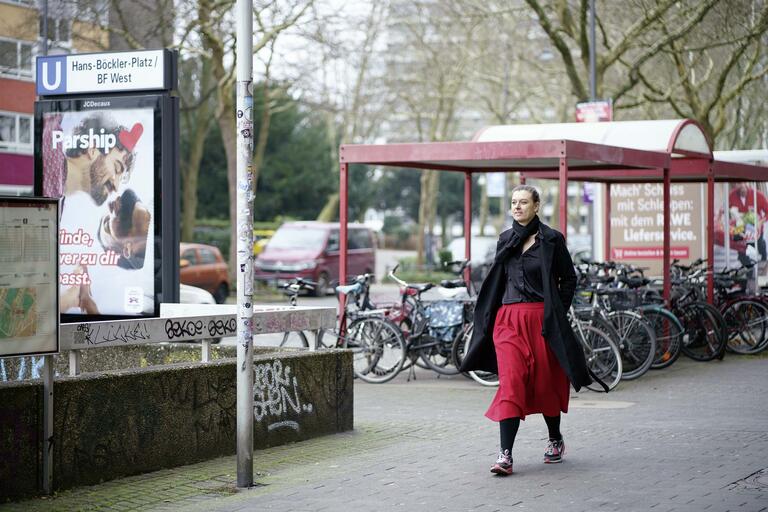 Judith Gövert (DGB) am Hans-Böckler-Platz in Köln