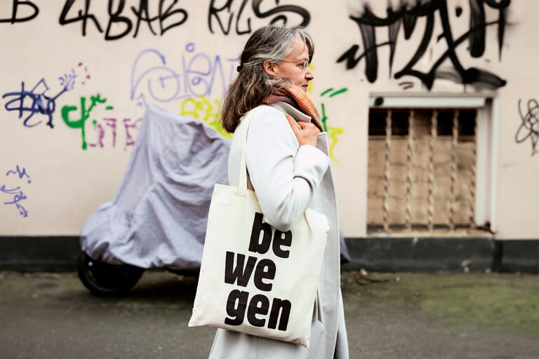 Kerstin Jürgens Professorin für Mikrosoziologie an der Universität Kassel, mit Schriftzug 'Bewegen'
