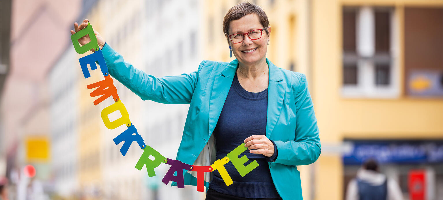 Eva Kocher Europa-Universität Viadrina. Lehrstuhl für Bürgerliches Recht, Europäisches und Deutsches Arbeitsrecht, Zivilverfahrensrecht, mit Schriftzug 'Demokratie'