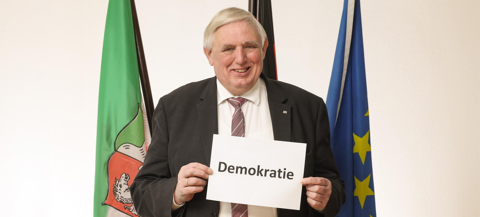Karl-Josef Laumann Minister für Arbeit, Gesundheit und Soziales des Landes Nordrhein-Westfalen, mit Schriftzug 'Demokratie'