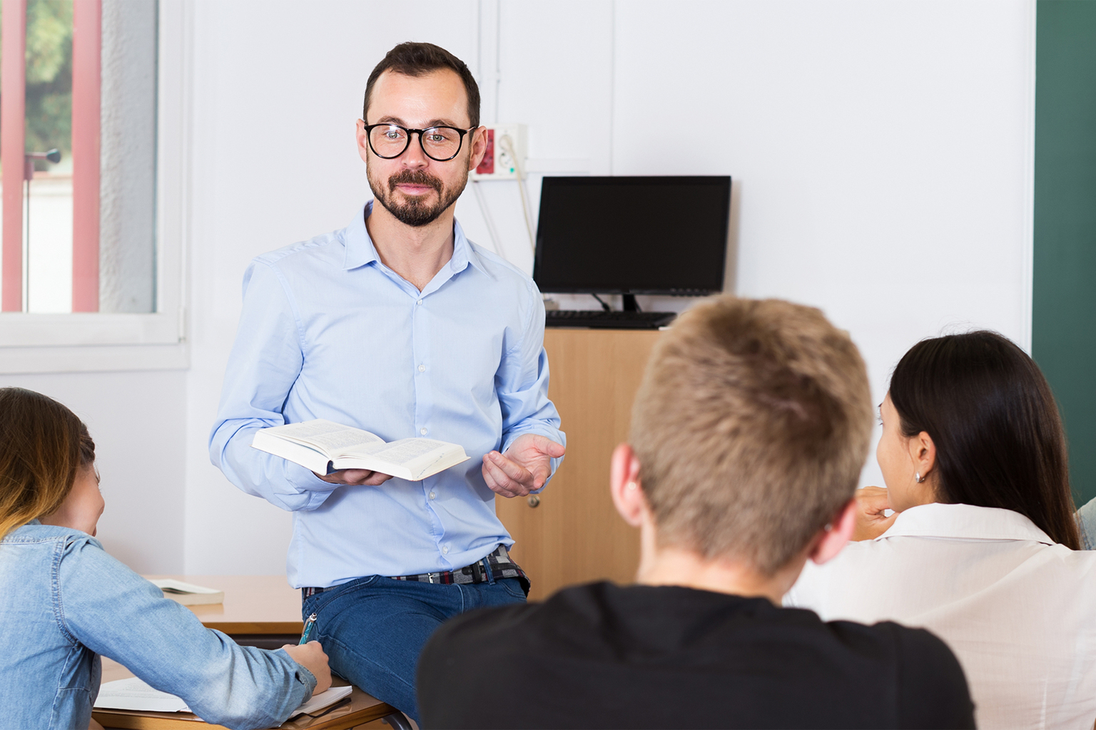 Lehrer mit Schüler/innen