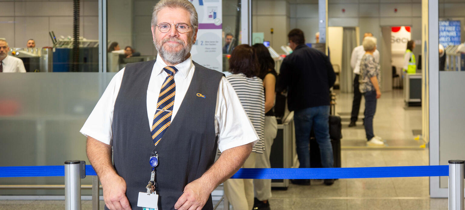 Joachim Linck, Fachkraft für Luftsicherheit an seinem Arbeitsplatz am Frankfurter Flughafen