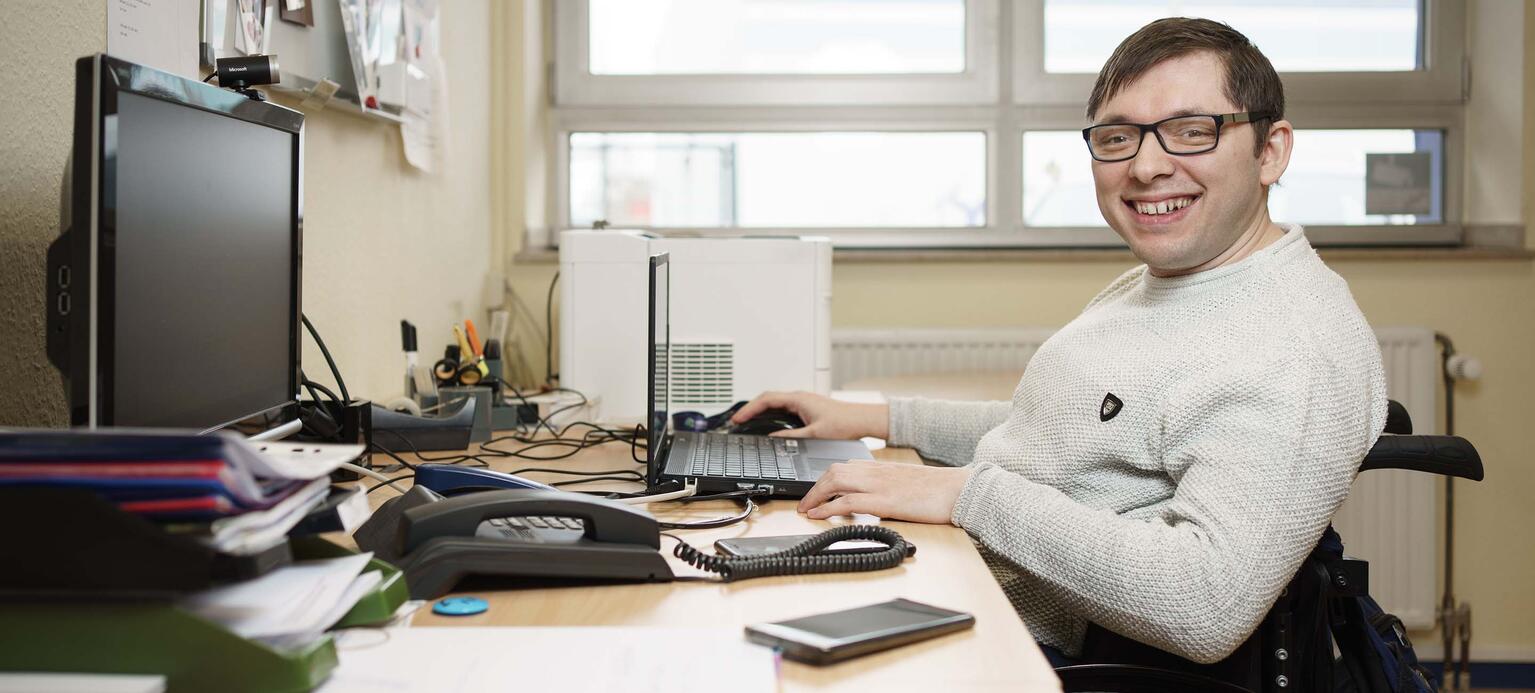 Luzim Lushtaku an seinem Schreibtisch in den Ruhrtalwerkstätten in Düren