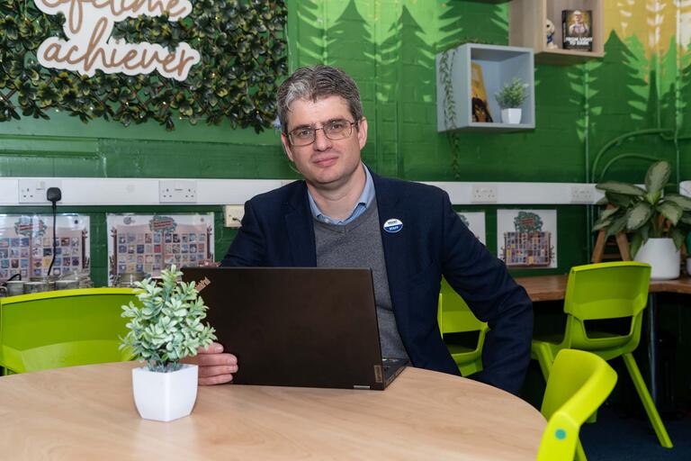 Fred Grindrod von der von der britischen LehrergewerkschaftNational Association of Schoolmasters Union of Women Teachers (NASUWT) in Schulcaféteria
