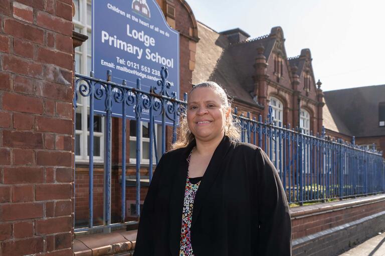 Grundschullehrerin Racquel Parchment vor einer Grundschule in England