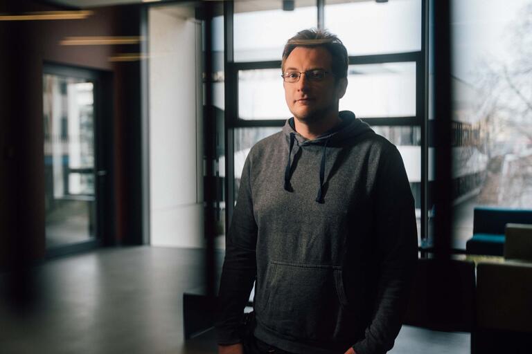 Nico Leonhardt, wissenschaftlicher Mitarbeiter am Institut für Förderpädagogik der Universität Leipzig vor Gebäude.