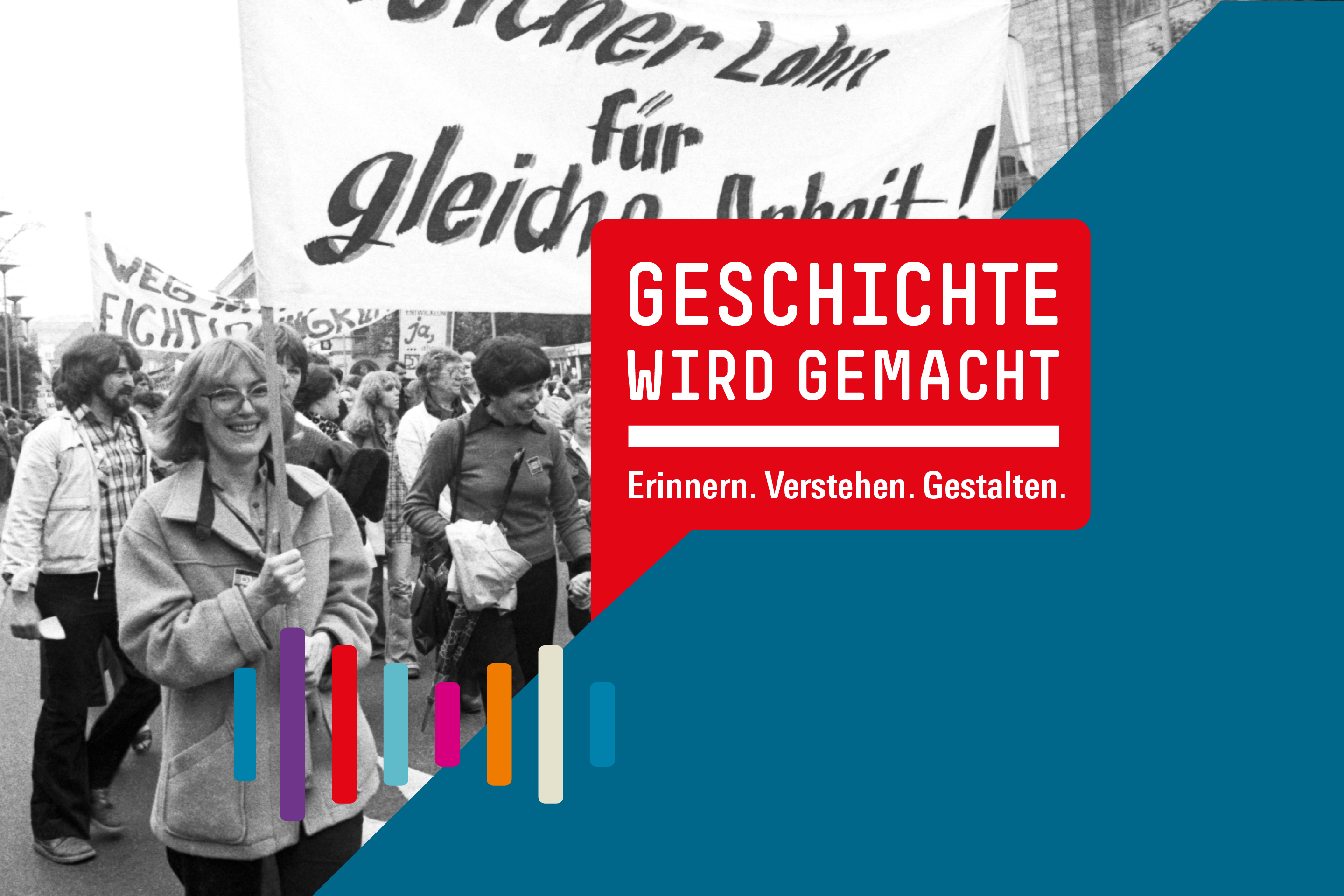 Frauen und Männer demonstrieren für Lohngleichheit. Auf einem Plakat steht 'Gleicher Lohn für gleiche Arbeit!'