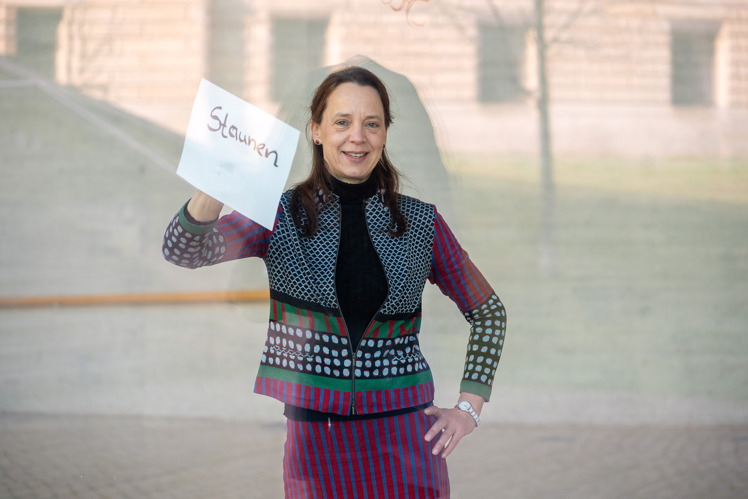 Katja Nebe Lehrstuhl für Bürgerliches Recht, Arbeitsrecht, Recht der Sozialen Sicherheit an der Martin-Luther- Universität Halle-Wittenberg, mit Schriftzug 'Staunen'