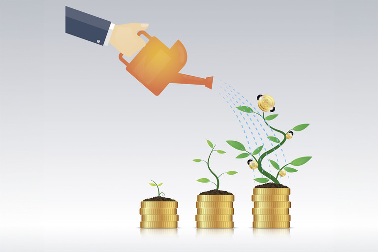 Symbolbild Hand mit Gießkanne, die Geld ausschüttert