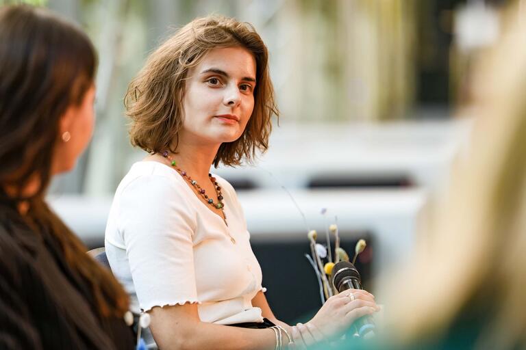 Foto von HBS-Stipendiatin Sara Krämer mit Mikro in d. Hand bei Diskussionsrunde während der Ruhrfestspiele