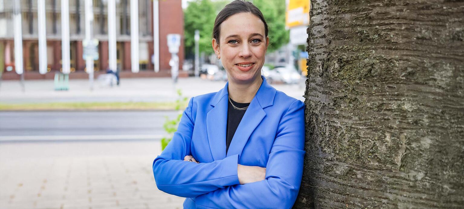 Porträt von Sophia Schönborn, Aufsichtsrätin beim Papierhersteller Essity auf Außengelände