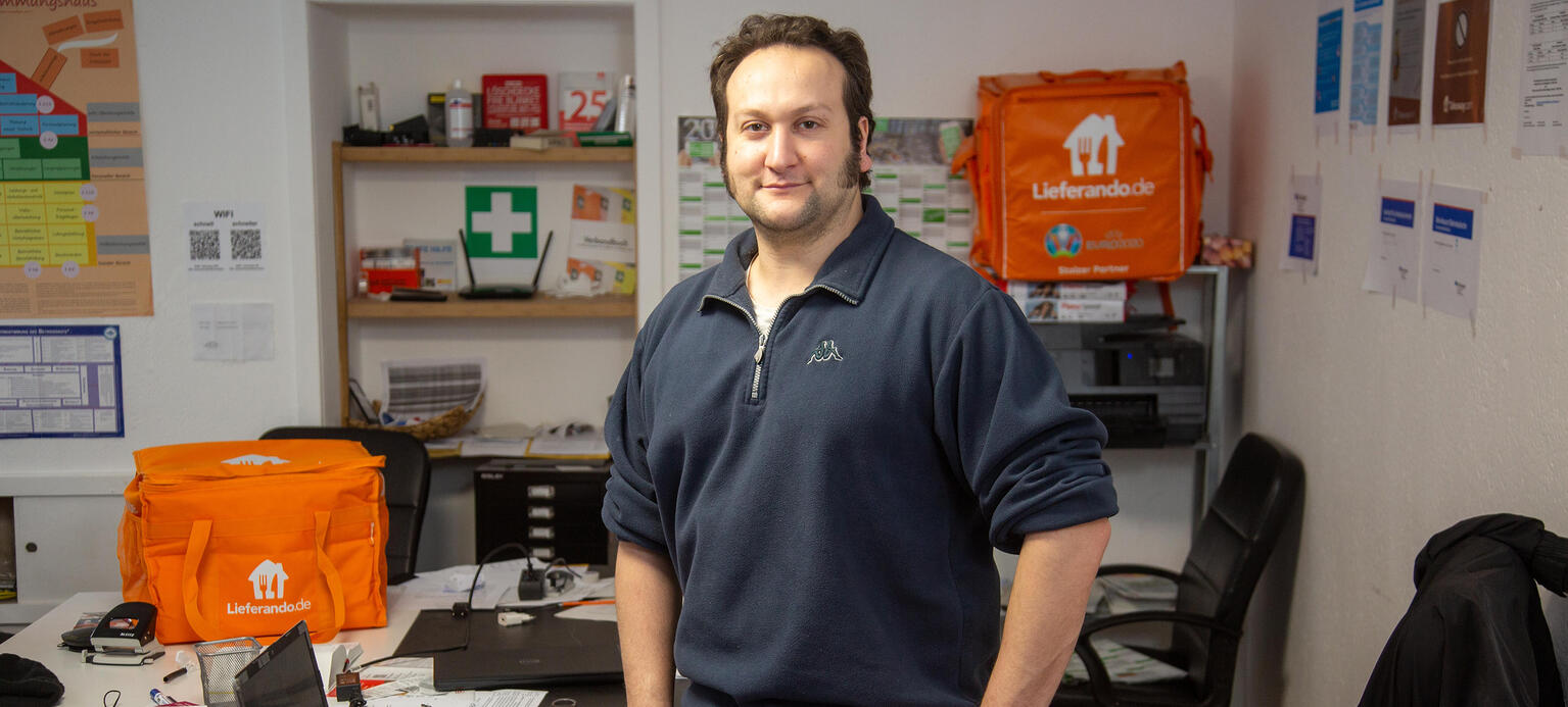 Lieferando-Betriebsrat Semih Yalcin in seinem Büro