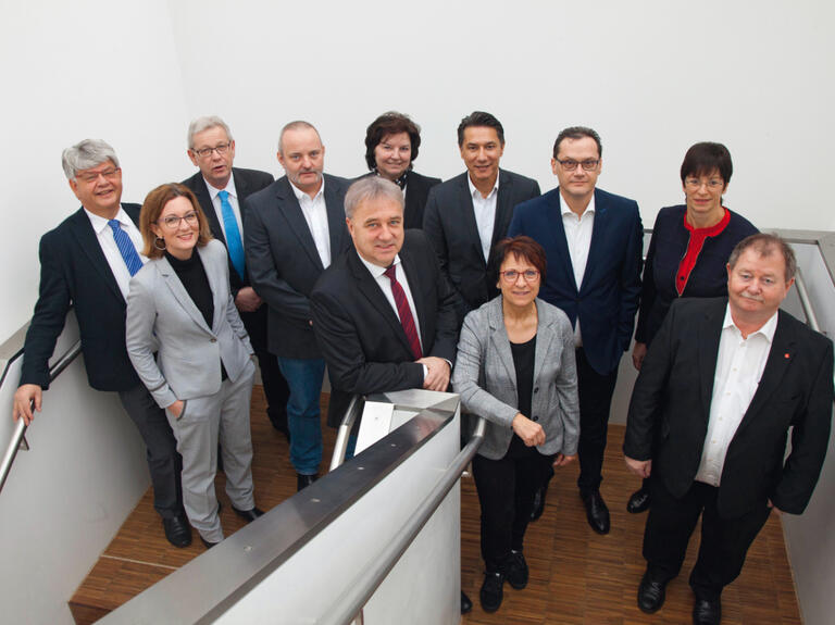 Gruppenfoto auf Treppe vom Aufsichtsrat ThyssenKrupp