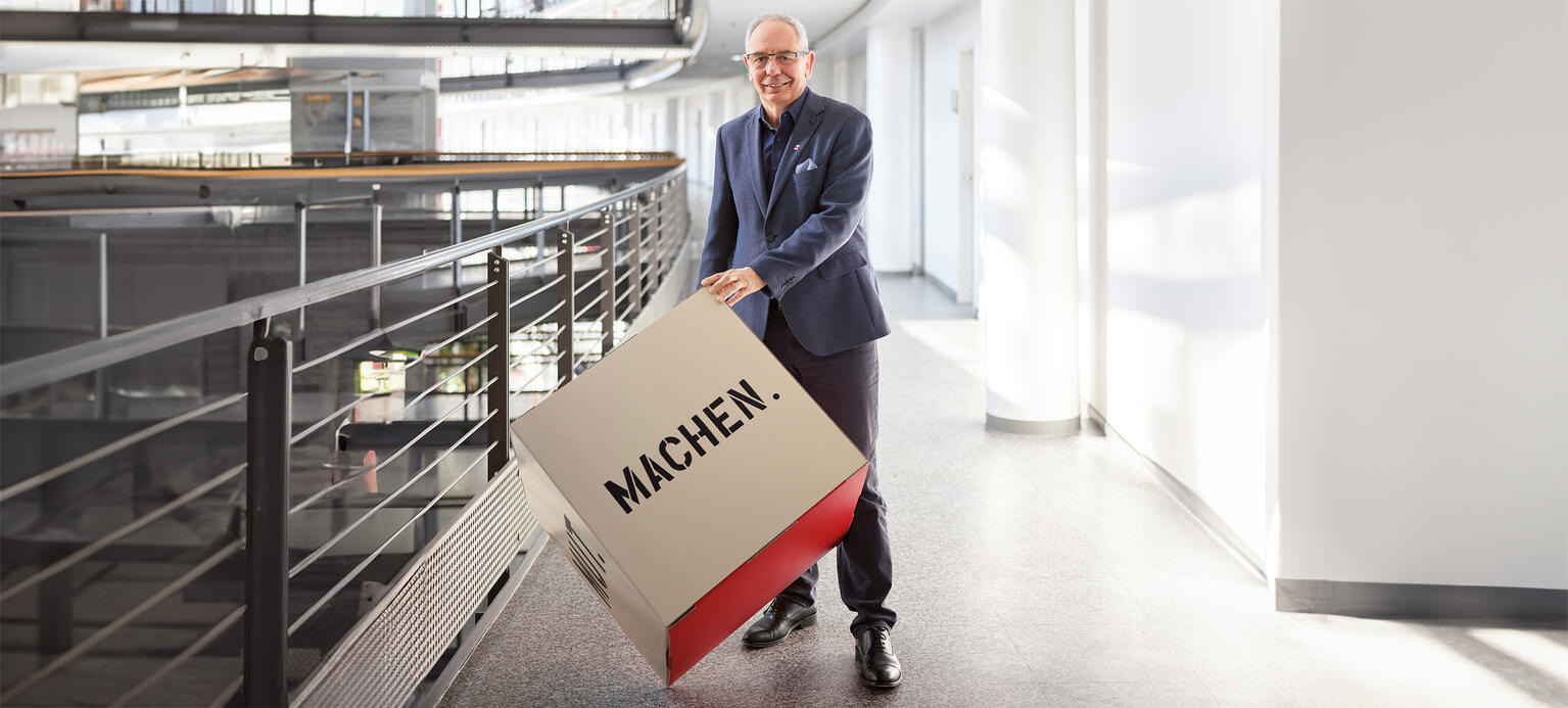 Michael Vassiliadis Vorsitzender der Gewerkschaft IGBCE, mit Schriftzug 'Machen'