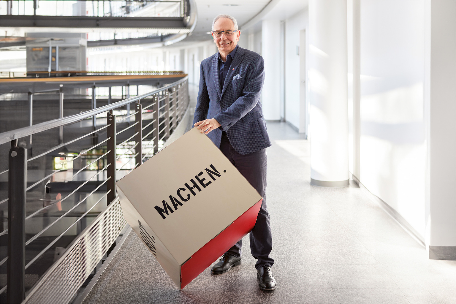 Michael Vassiliadis Vorsitzender der Gewerkschaft IGBCE, mit Schriftzug 'Mach2n'