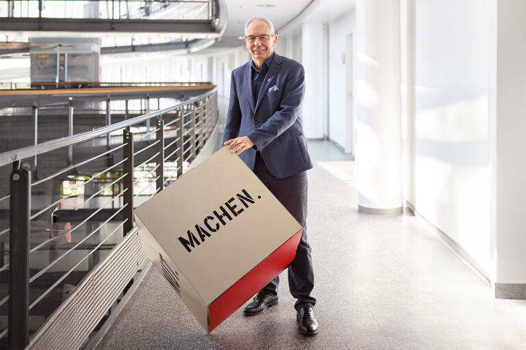 Michael Vassiliadis Vorsitzender der Gewerkschaft IGBCE, mit Schriftzug 'Mach2n'