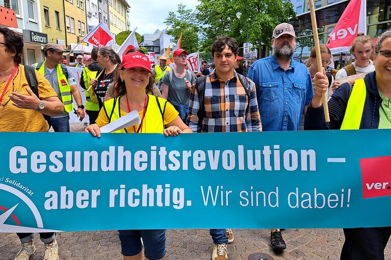 Protestierende von Verdi mit Banner