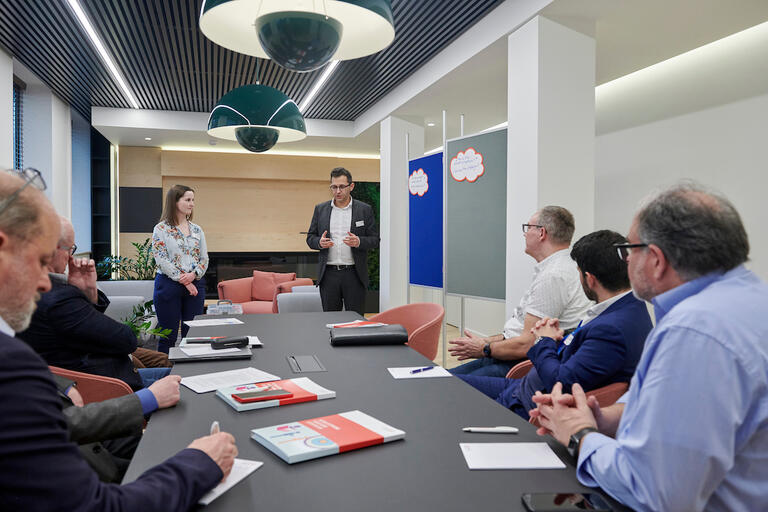 Workshop Workers Voice - Tisch mit Teilnehmenden