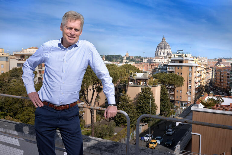 Altstipendiat Jörg Seisselberg berichtet für die ARD aus Italien