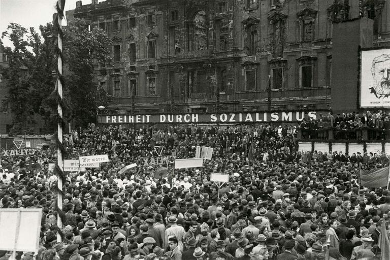 historische SW-Aufnahme von Maifeier in Ost-Berlin (1949) vom Freien Deutschen Gewerkschaftsbund (FDGB) in der DDR.