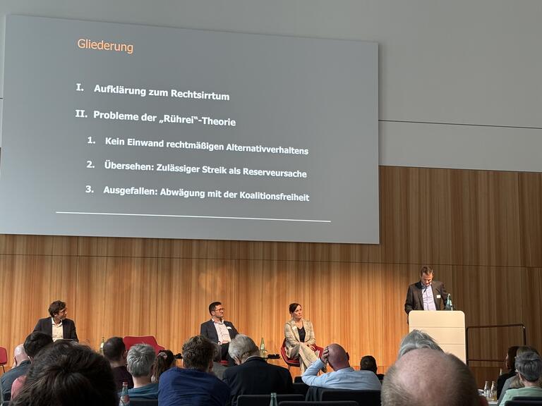 zu sehen ist die Bühne der Streiktagung 2025