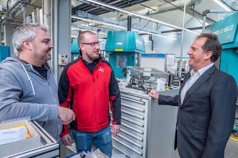 Beim Automobilzulieferer Brehm: Betriebsrat Wolfgang Reck, Gewerkschaftssekretär Jan Gottke und Geschäftsführer Thomas Brehm (v.l.n.r.).
