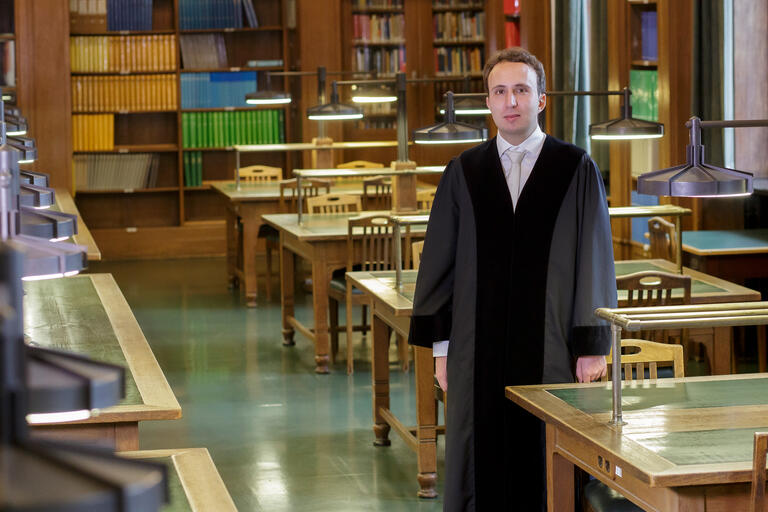 Porträt Richter Gibrail Heinschke am Hamburger Sozialgericht