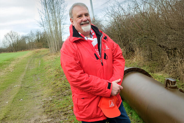 Porträt Thomas Ahme, IG Metall, vor Windkraftanlage