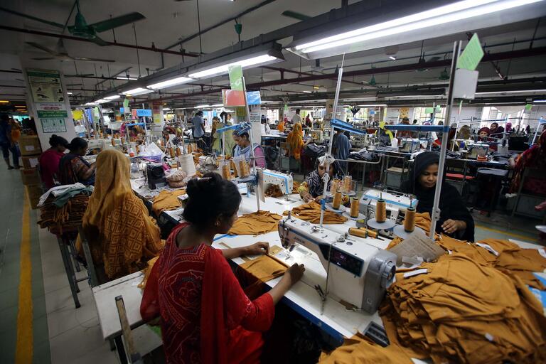 Textilarbeiter in einer Fabrik in Bangladesch