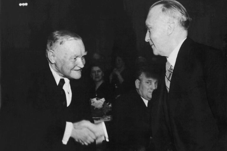 historische SW-Aufnahme zeigt, wie Bundeskanzler Konrad Adenauer Hans Böckler zum 70. Geburtstag. gratuliert 