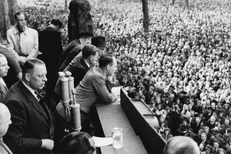 historische SW-Aufnahme einer Hunger-Demonstration in Hamburg (1947): Der DGB-Gewerkschafter Adolph Kummernuss (links unten) spricht auf der zentralen Kundgebung.