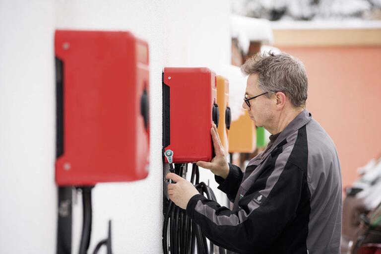 In der Sparte Elektromobili- tät arbeitet die Firma Elpro daran, E-Zapfsäulen zu ins- tallieren und zu warten und so das Netz an Lademög- lichkeiten für Elektroautos zu vergrößern.