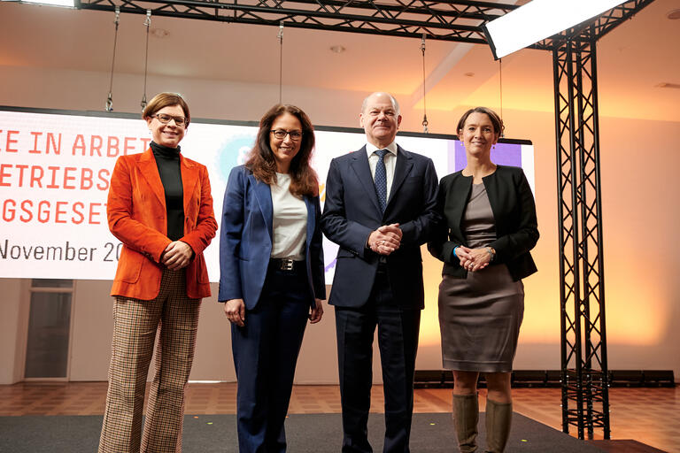 Bettina Kohlrausch, Yasmin Fahimi, Olaf Scholz und Claudia Bogedan beim Festakt zu 70 Jahre Betriebsverfassungsgesetz