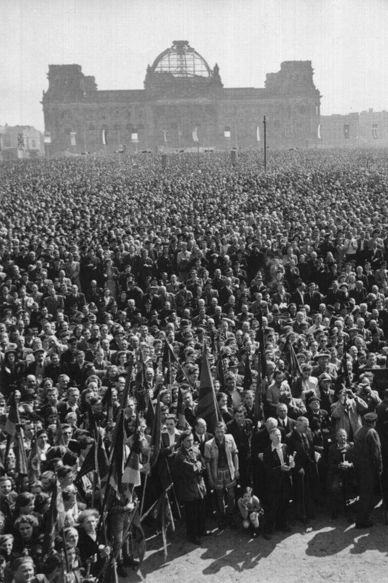 historische SW-Aufnahme von Maifeier in Westberlin (1950) vor dem kriegszerstörten Reichstag