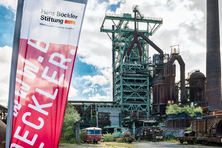 Kulisse der Henrichshütte mit Hans-Böckler-Fahne